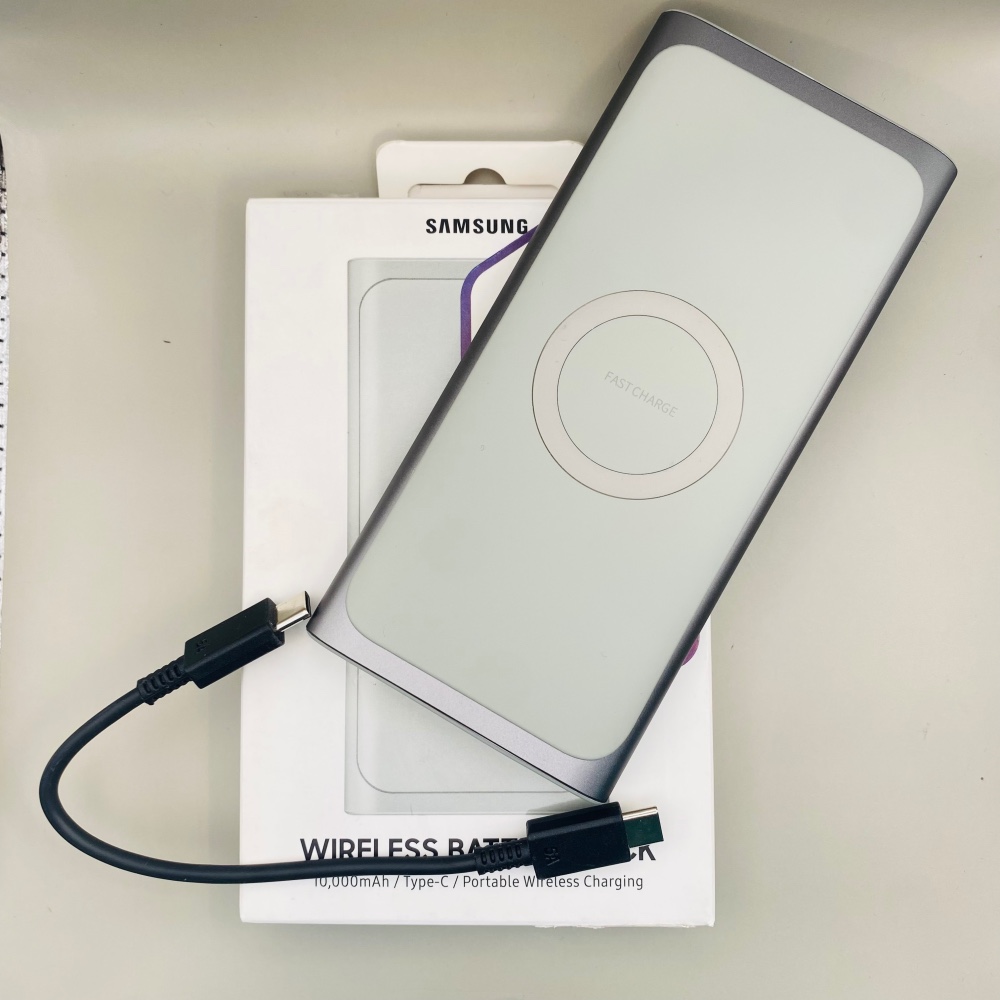 پاوربانک ۱۰،۰۰۰ میلی‌آمپر سامسونگ وایرلس مدل EB-U1200 Type-C با گارانتی ۱ ساله | Samsung 10000mAh Wireless Power Bank - نمای نزدیک